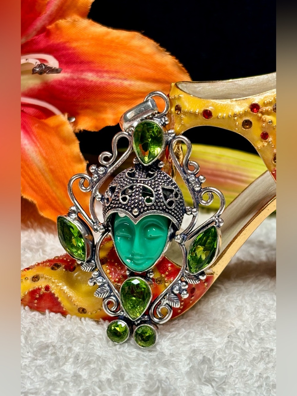 Carved GODDESS face and peridot Gemstone Pendant Necklace -Artisan - Picture 10 of 10